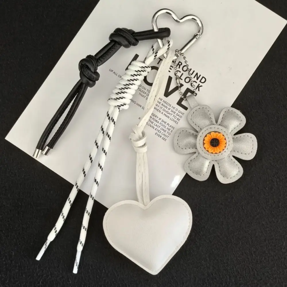 Llavero boho corazón girasol tejido a mano con borla veraniega - imagen 4