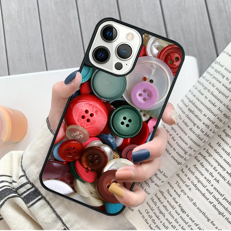 Funda mostrando el detalle de los botones de tijeras de coser