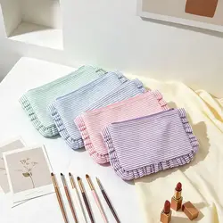 Bolsa de maquillaje multifuncional con volantes a rayas y cremallera
