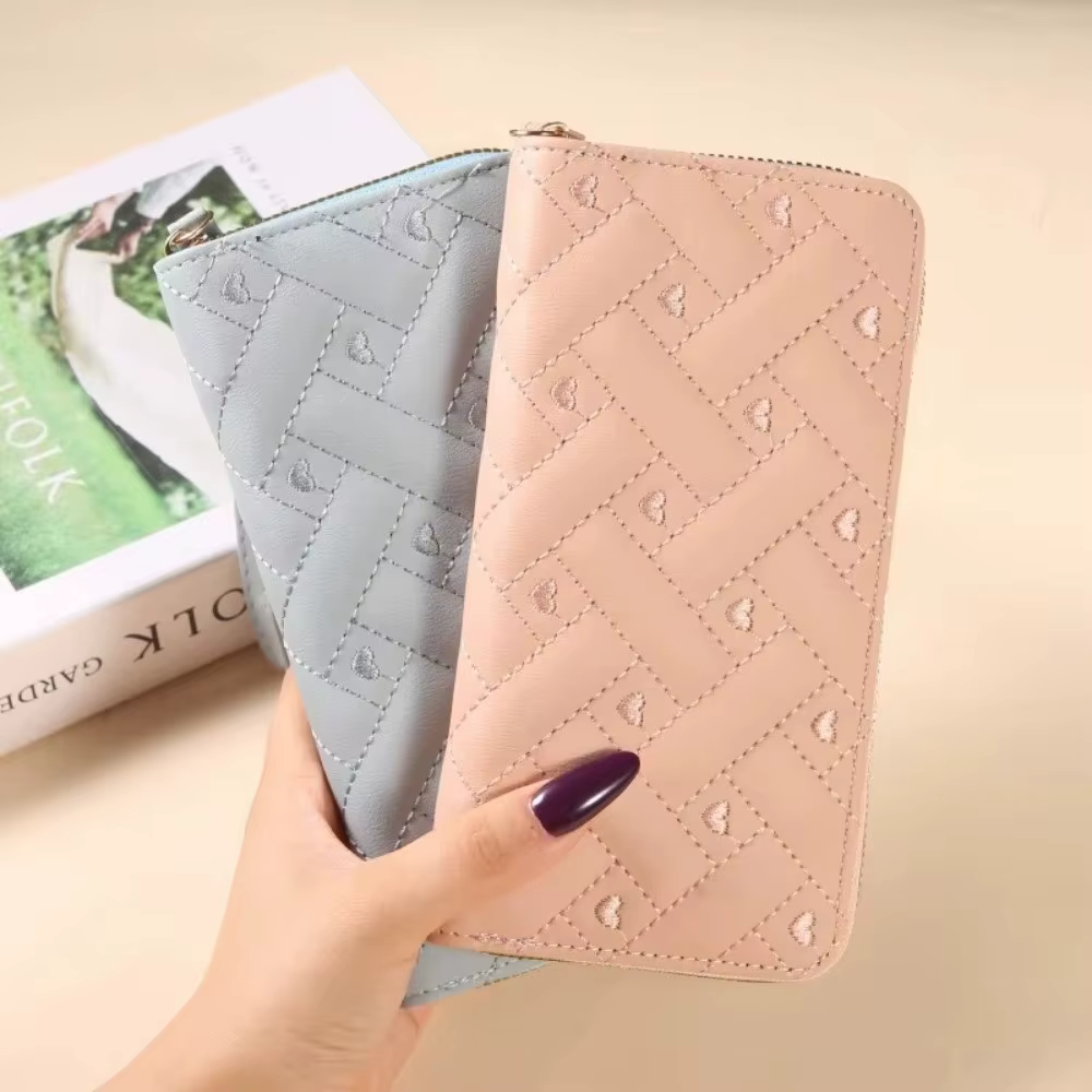 Vista interior de la cartera con compartimentos para tarjetas y billetes