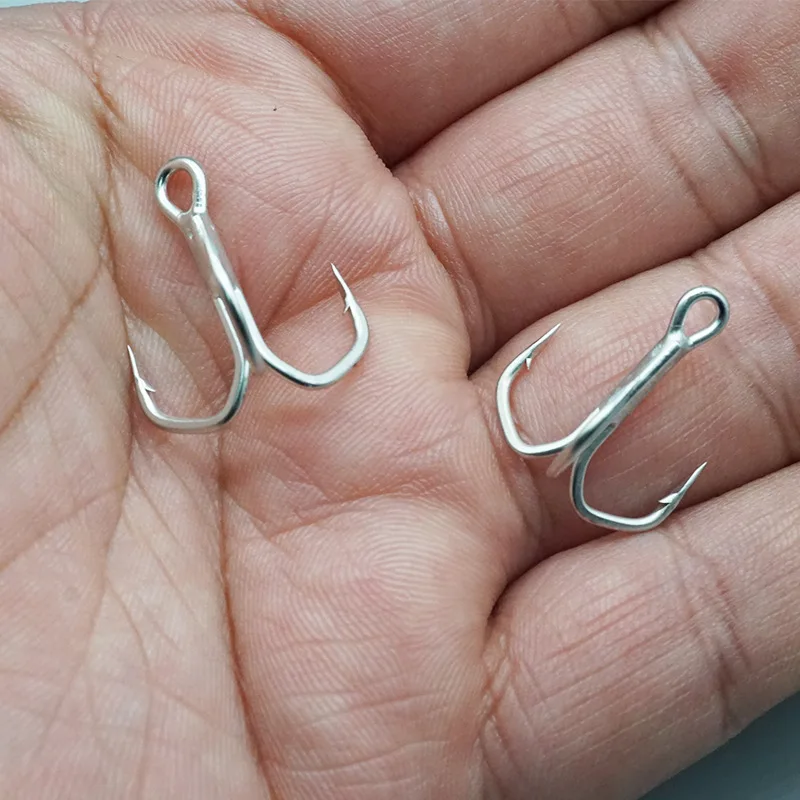 Detalle del afilado de tres bordes y púas del anzuelo TENFENG