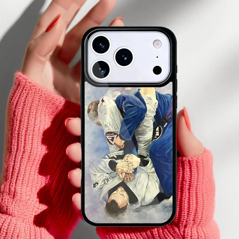 Funda puesta en un iPhone sobre una superficie deportiva
