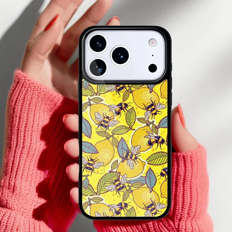 Vista frontal de la funda con diseño de animales del bosque para iPhone