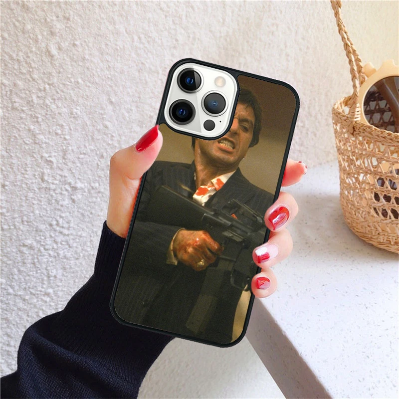 Funda Krajews ajustada a iPhone mostrando bordes y recortes