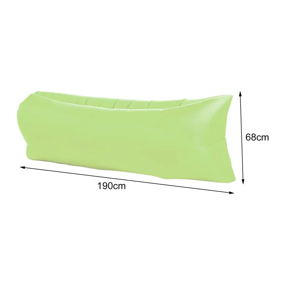 Sofá inflable extendido en jardín