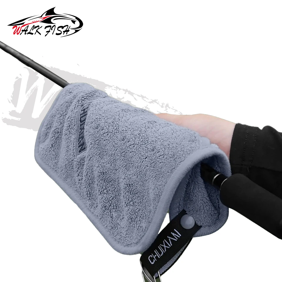 Toalla WALK FISH junto a una bolsa de pesca y accesorios