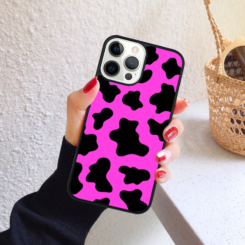 Funda puesta en un iPhone mostrando el ajuste perfecto
