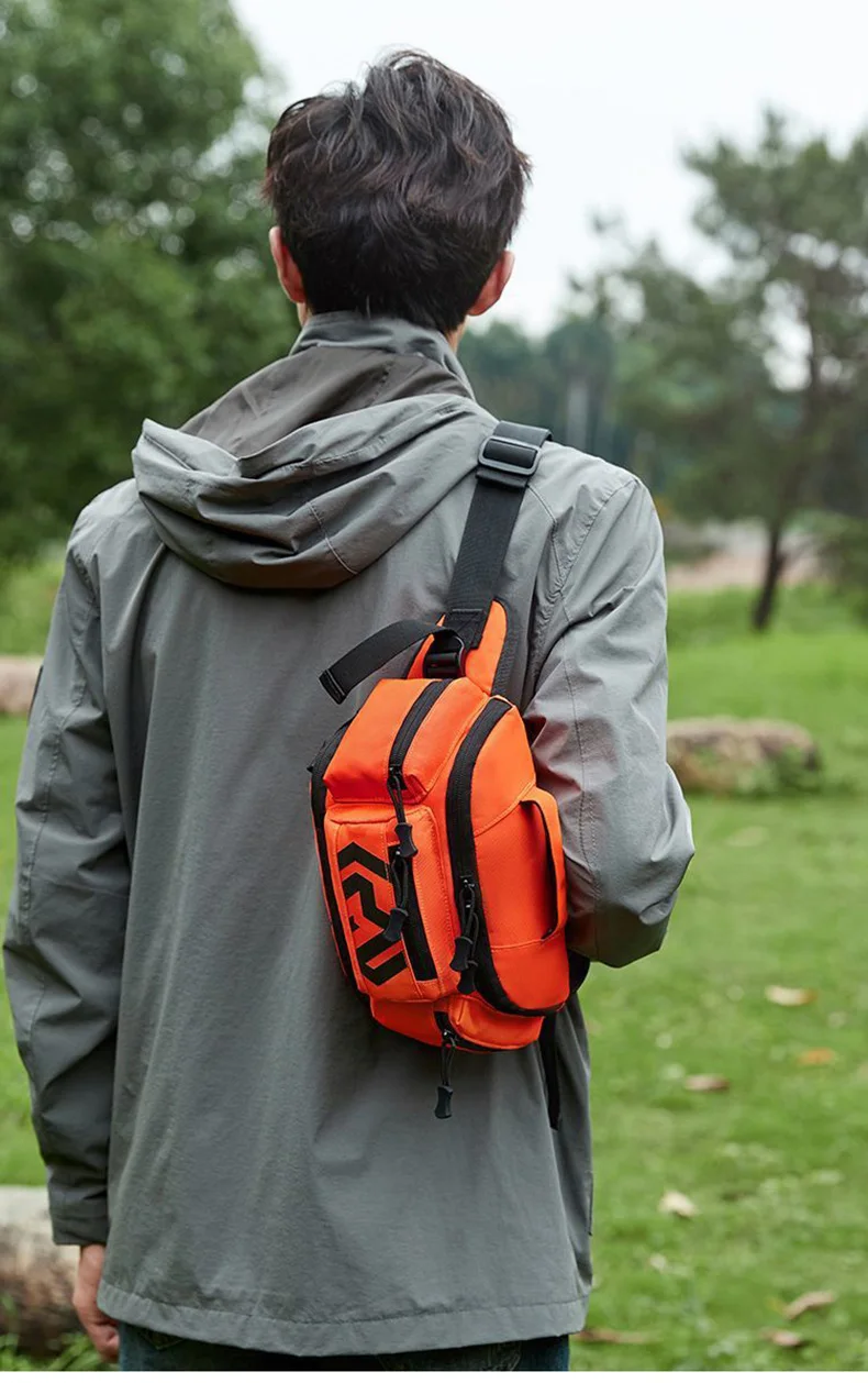 Bolso puesto sobre un modelo en entorno natural