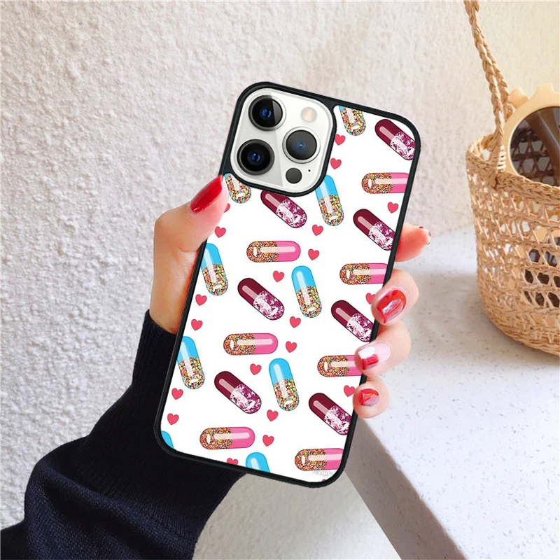 Perfil fino de la funda puesta en el móvil
