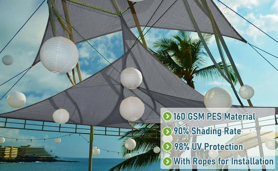 Toldo triangular instalado en patio exterior
