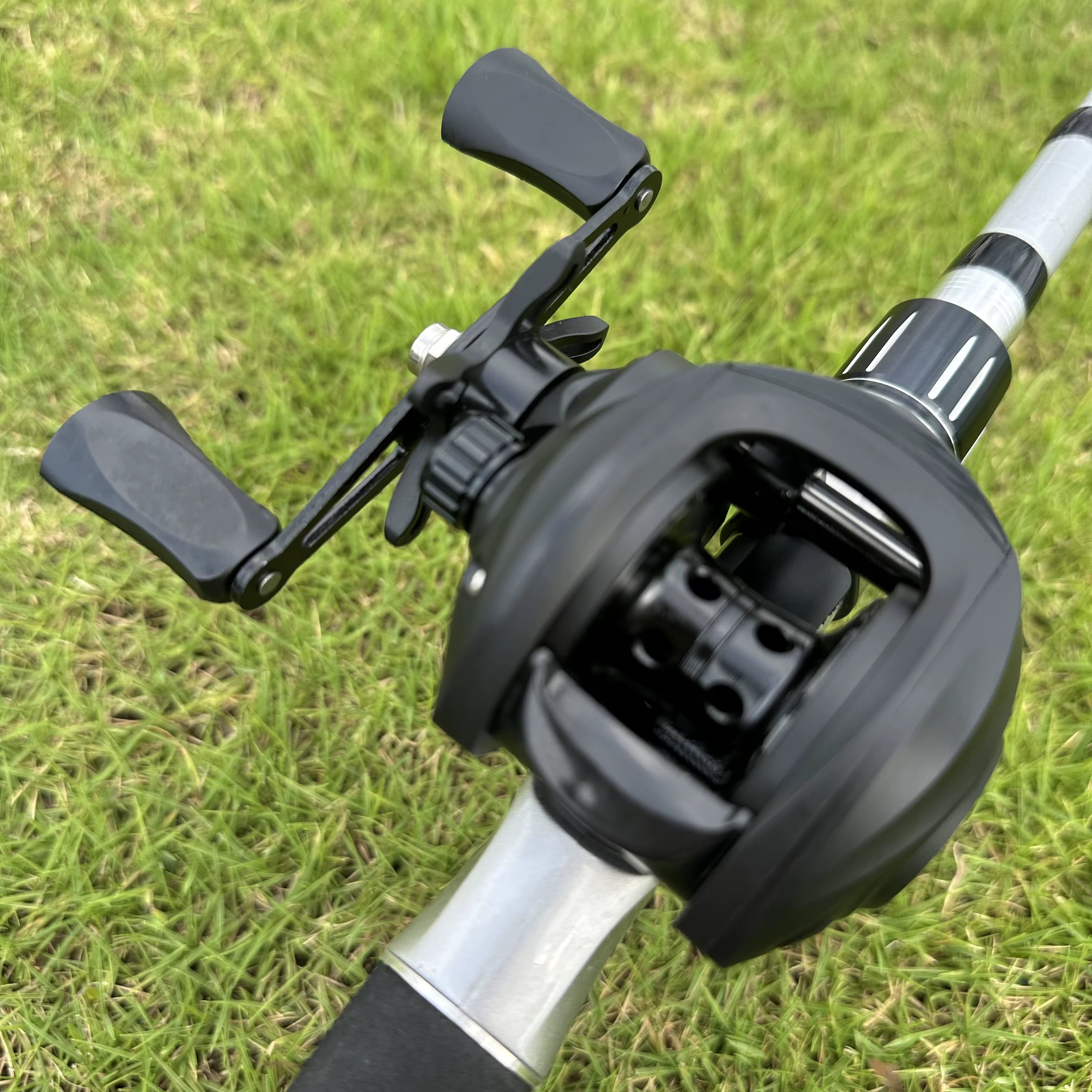 Carrete Baitcasting de Carbono – Ligero y resistente para mar y río - imagen 5
