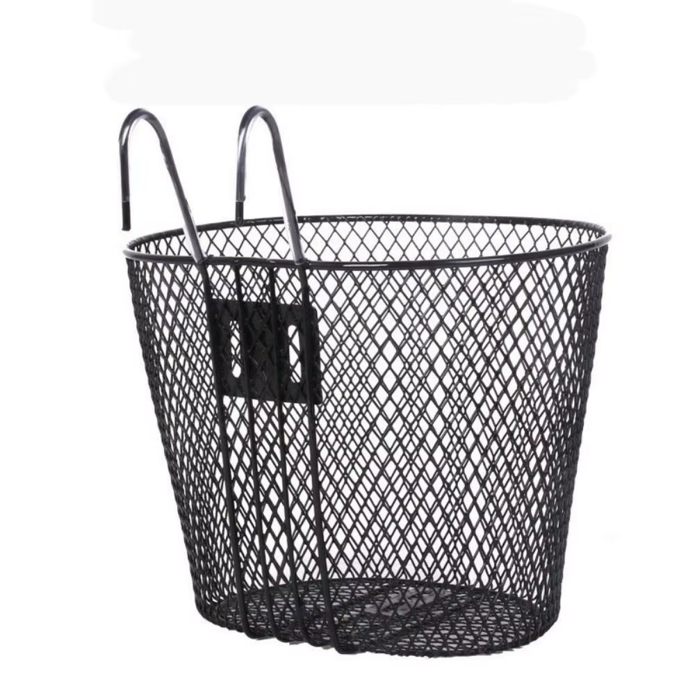 Detalle de la malla metálica de la cesta para bicicleta