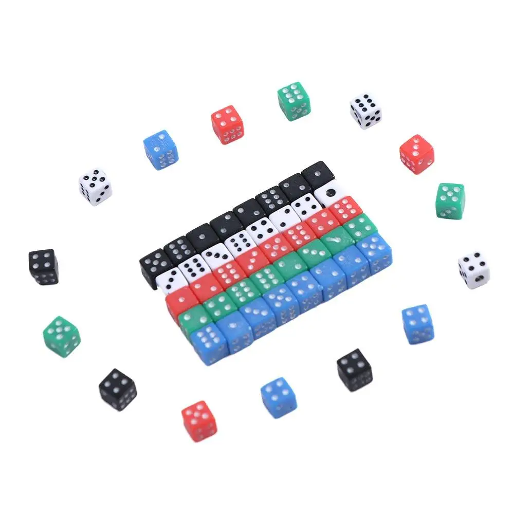 Bolsa de 50 mini dados acrílicos sobre fondo blanco