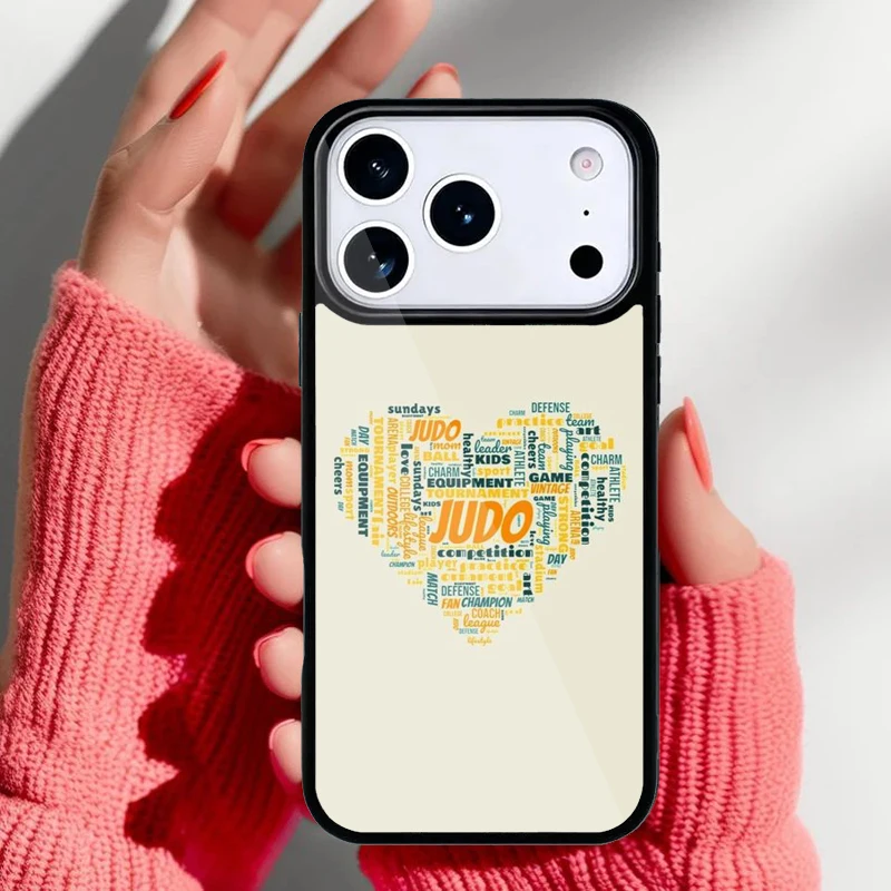 Detalle del diseño de artes marciales en la funda para iPhone