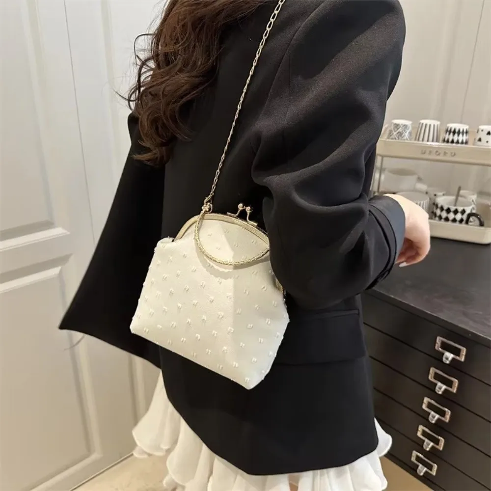 Bolso de hombro clásico lujo con forma tipo concha y asa superior - imagen 5