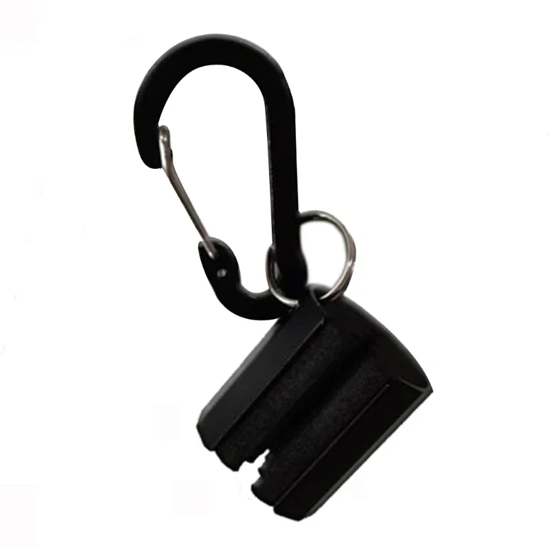 Un clip negro de carabinaje con un pequeño objeto adjunto