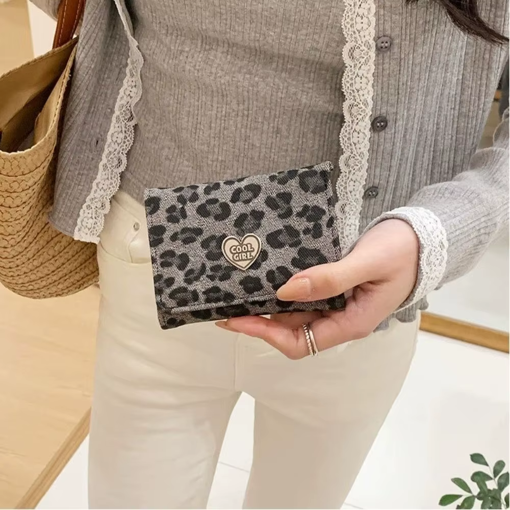 Interior de la cartera con ranuras para tarjetas