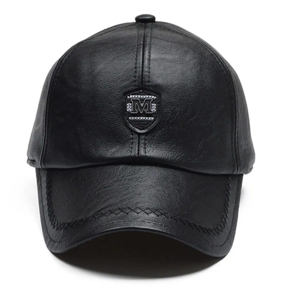 Gorra de béisbol con aspecto de cuero y correa ajustable