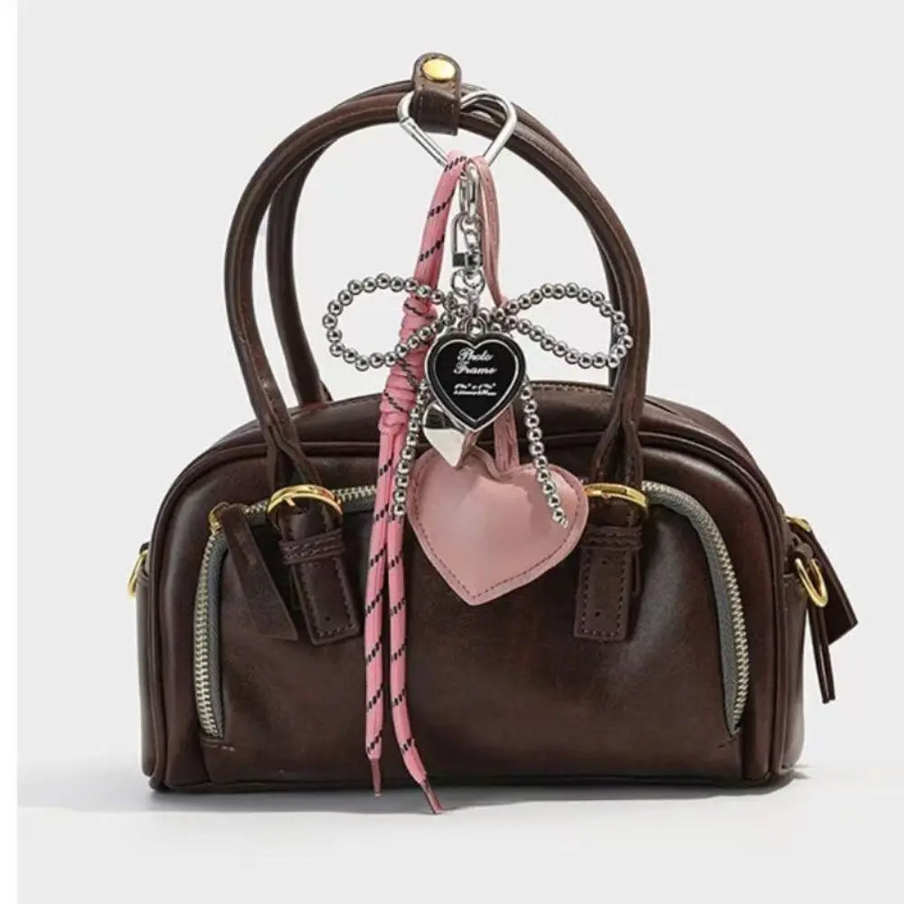 Llavero artesanal con colgante corazón y borla para bolso