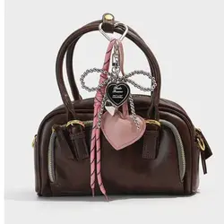 Llavero artesanal con colgante corazón y borla para bolso