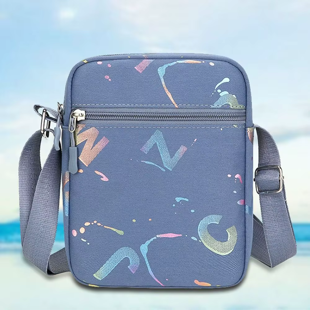 Bolso bandolera en tono neutro sobre fondo claro