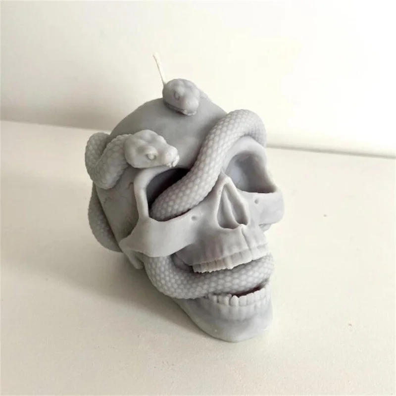 Detalle del diseño de serpiente y calavera en silicona