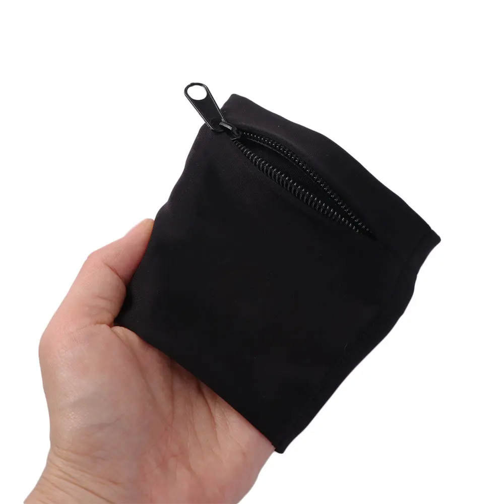 Brazalete ajustado en el brazo durante actividad física