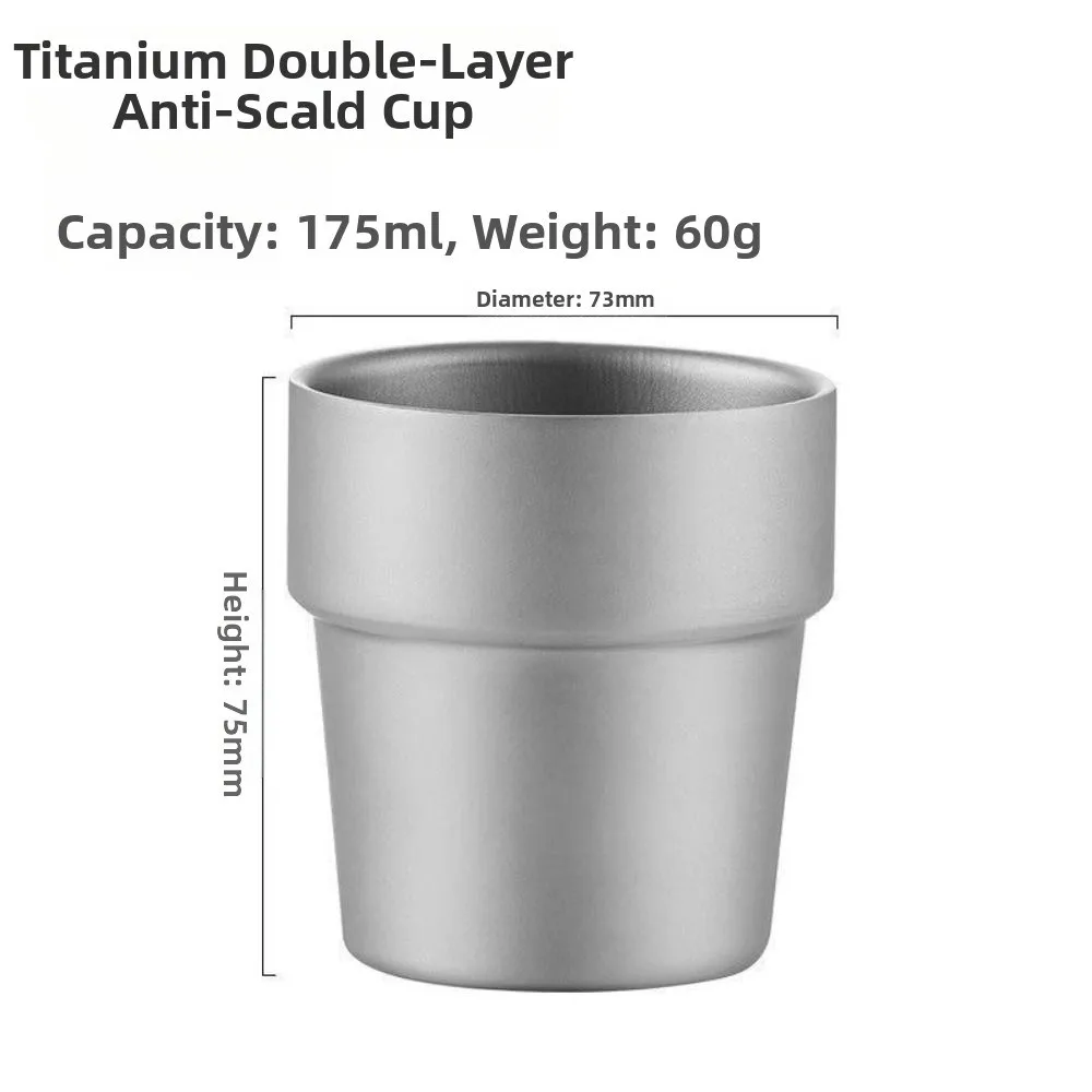 Taza de titanio de doble pared en uso