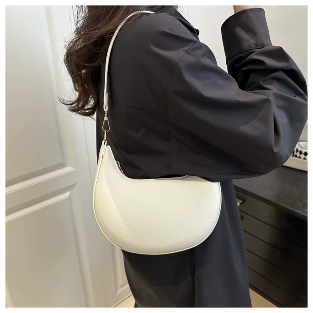 Bolso de mano con forma de luna color sólido