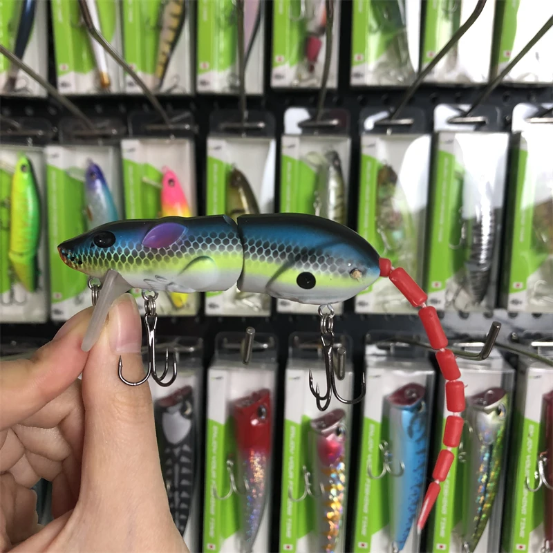 El señuelo junto a una caña de pesca, listo para usar