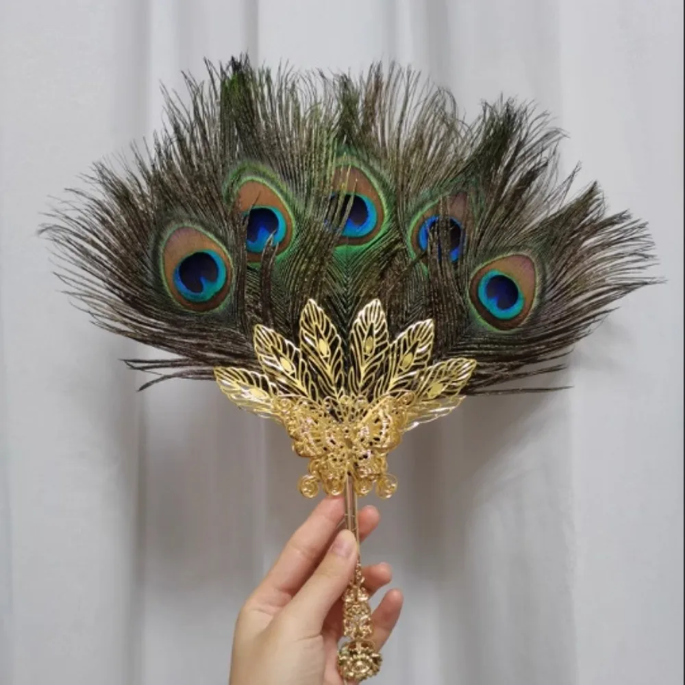 Abanico plegable artesanal de plumas con borlas – colorido de mano - imagen 3