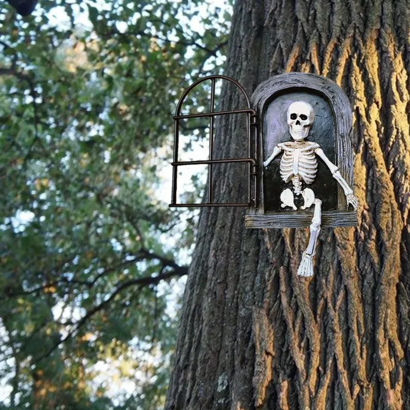Esqueleto colgante instalado en decoración de jardín