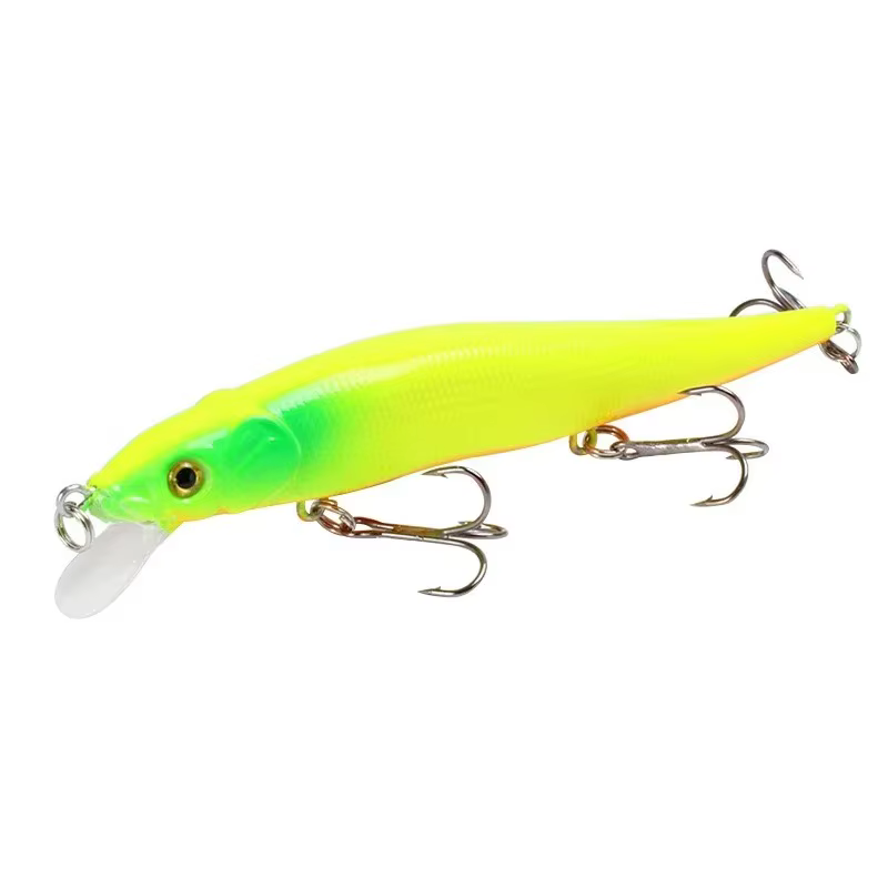 Señuelo minnow 11.5 cm mostrado sobre fondo de agua y rocas