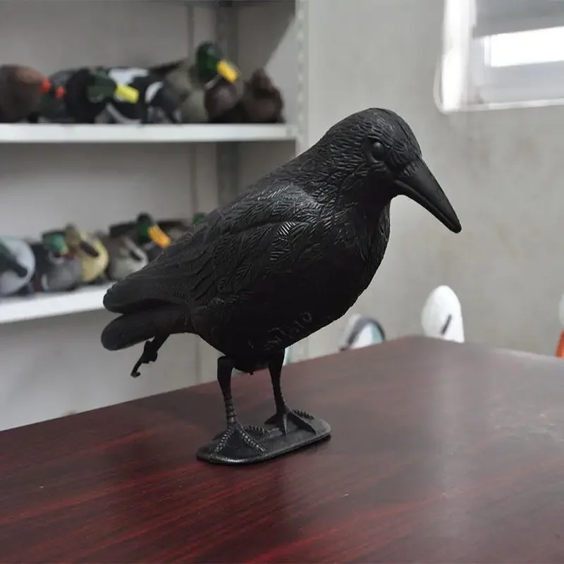 Cuervo negro de plástico simulado como repelente de aves para jardín