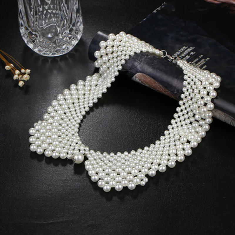 Combinación del collar falso con prenda básica
