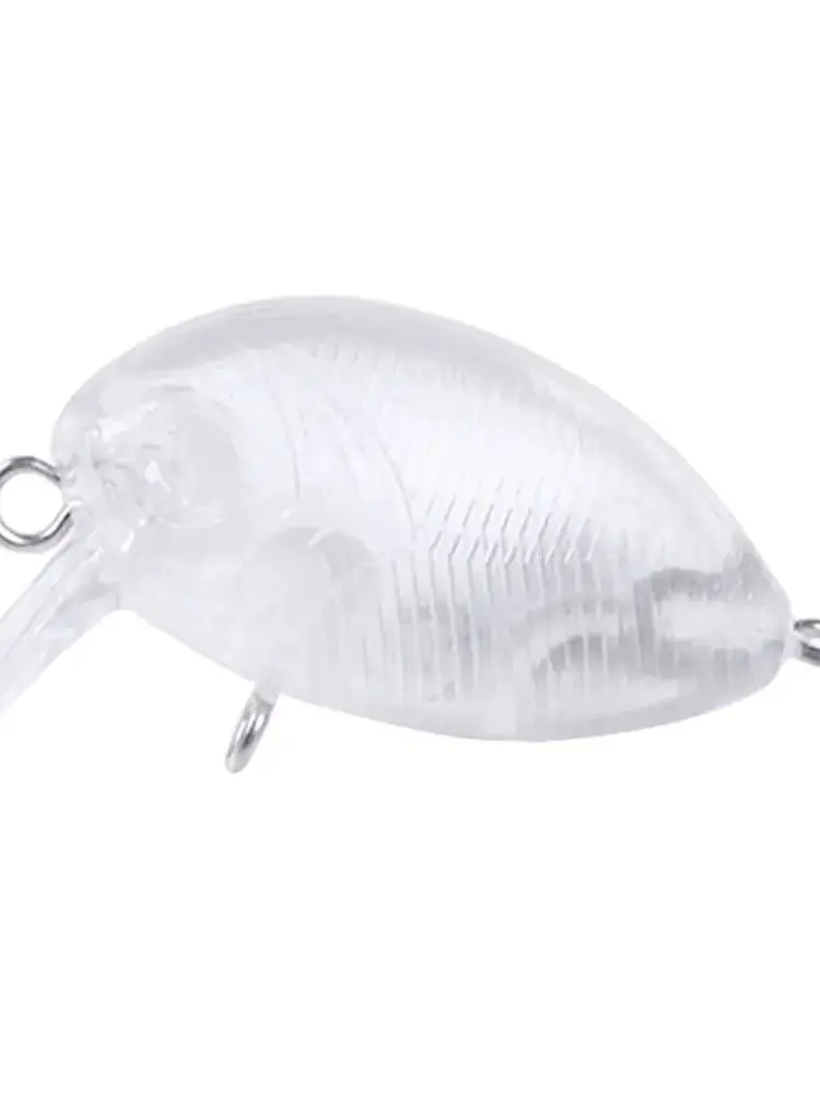 Tres mini crankbaits sin pintar mostrando diferentes ángulos