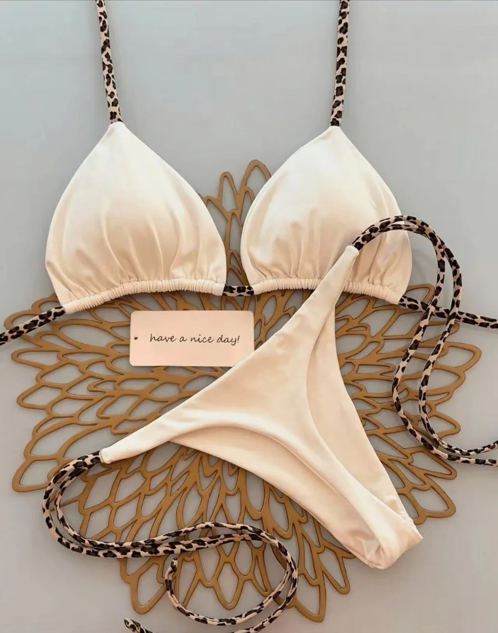 Bikini leopardo estilo vacacional