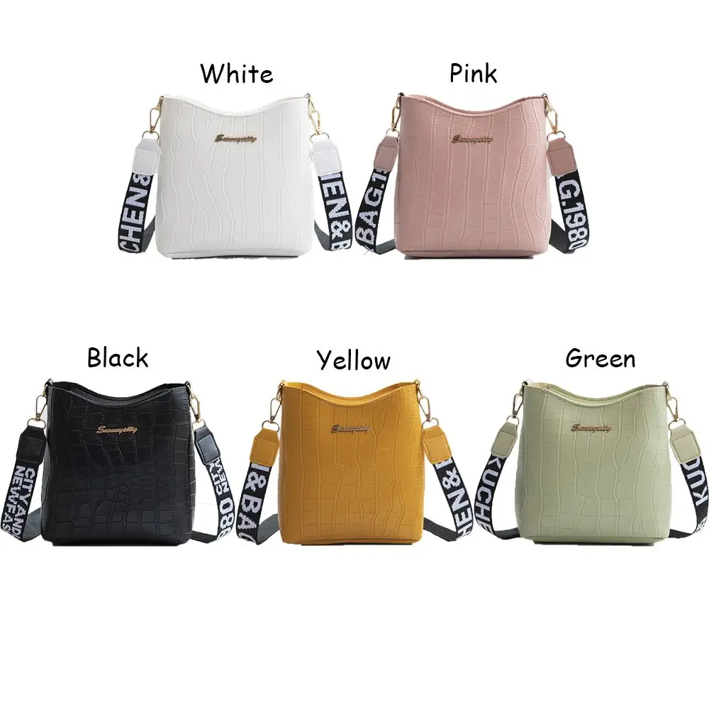 Bolso bandolera con diseño de cocodrilo