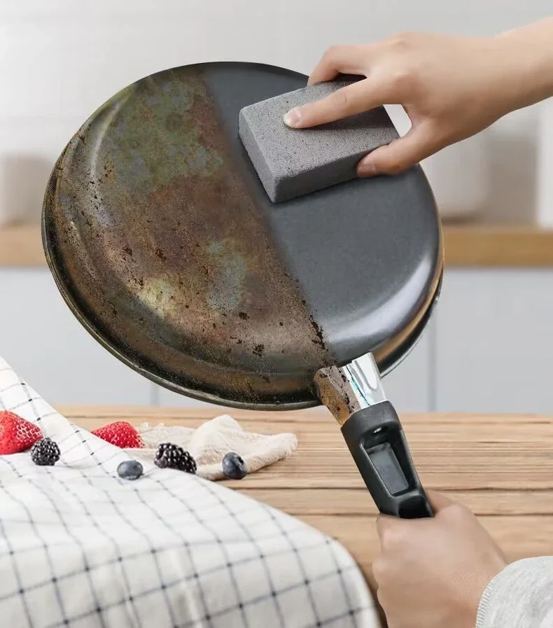Cepillo de cerdas para limpieza de barbacoa en uso