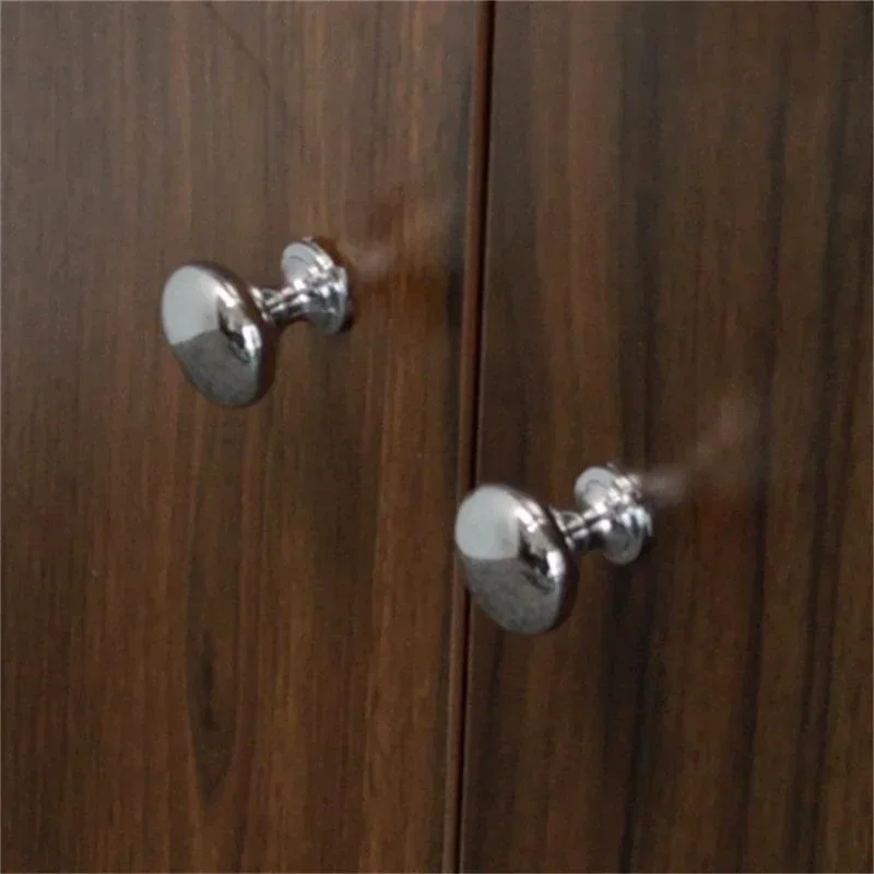 Tirador metálico cromado para mueble