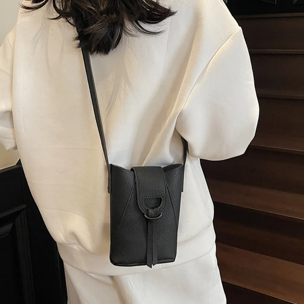 Minibolso cruzado con diseño compacto