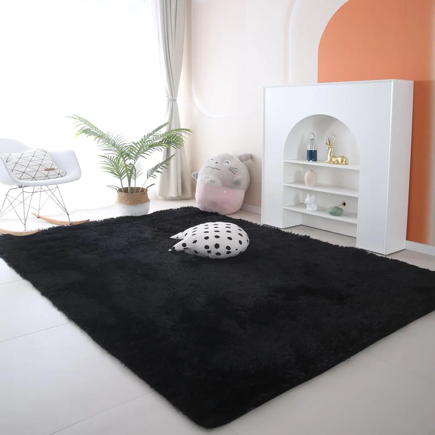 Alfombra de felpa con degradado en tono gris colocada en sala de estar