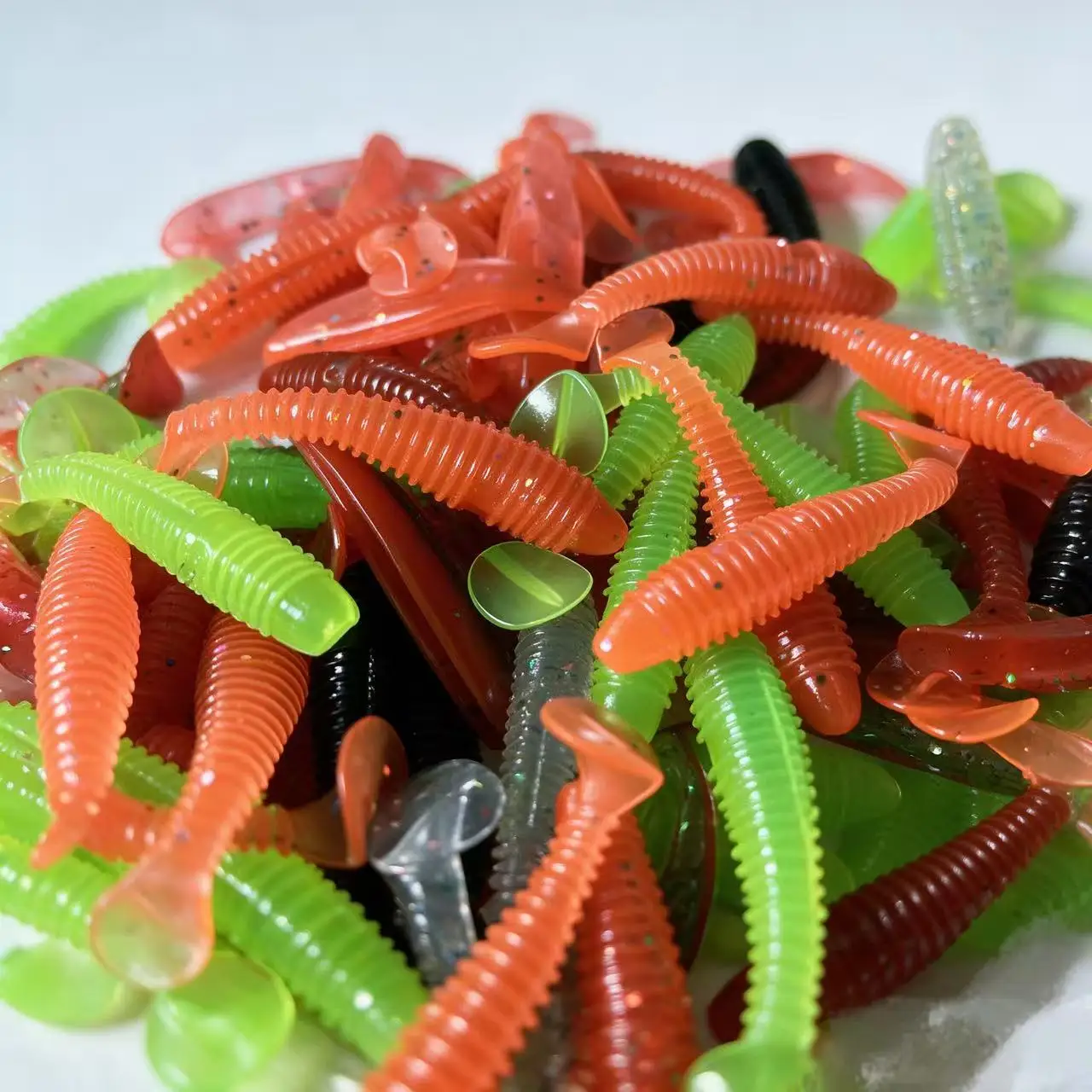 Vinilos gusanos y swimbait cola doble con brillo para lubina y trucha