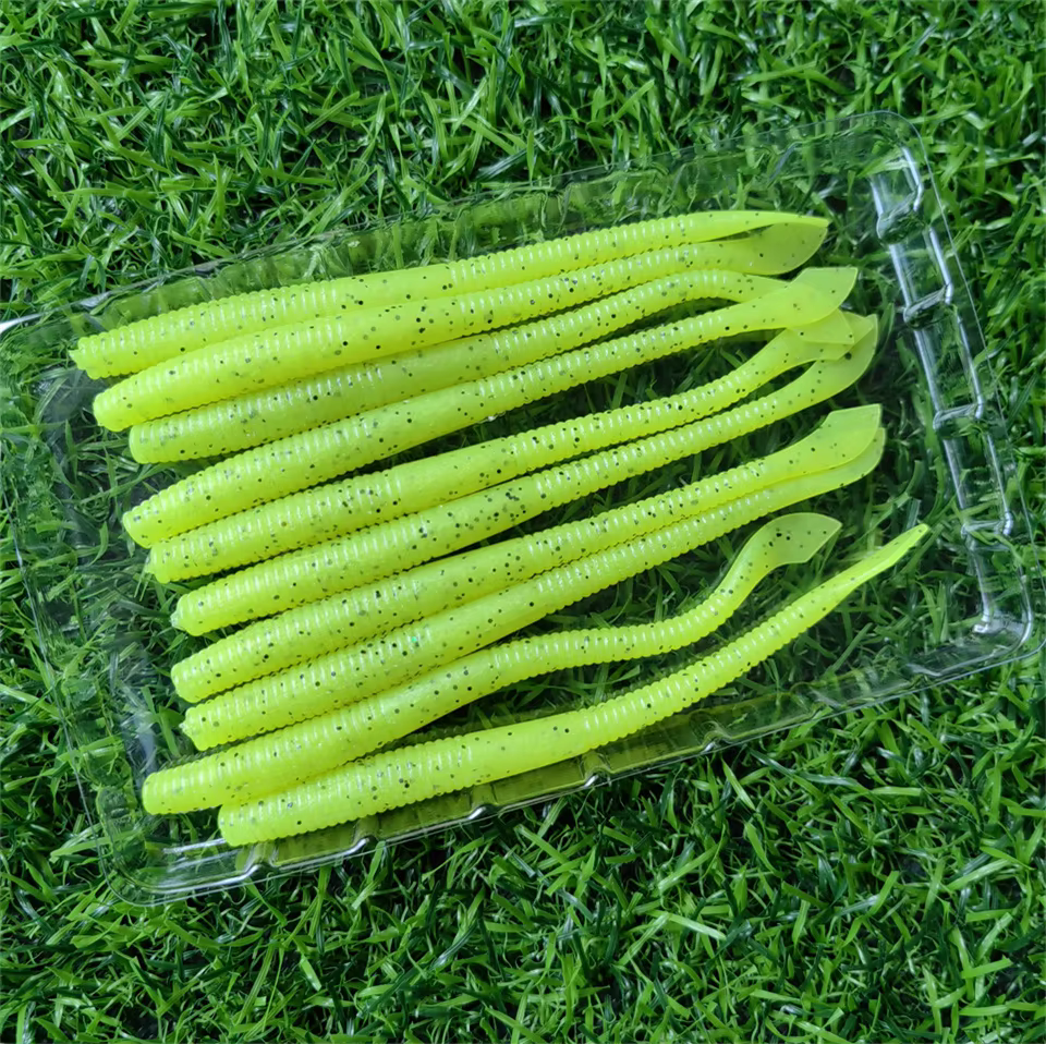 Señuelo MUKUN en mano para apreciar su tamaño real de 10 cm