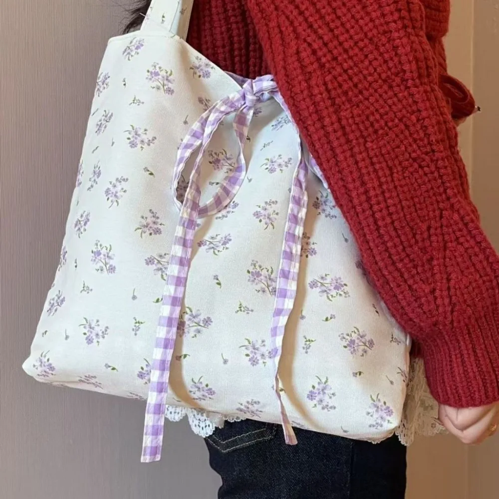 Bolso tote con estética dulce y sencilla