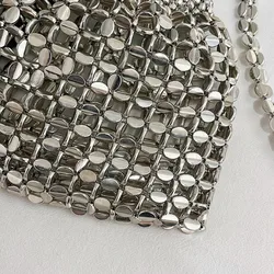 Bolso de noche tejido a mano con cuentas y cadena metálica