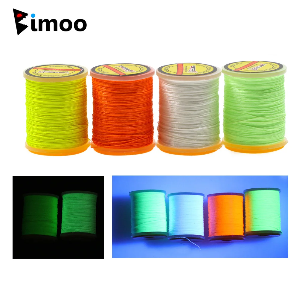 Bobina de hilo verde fluorescente bajo luz natural
