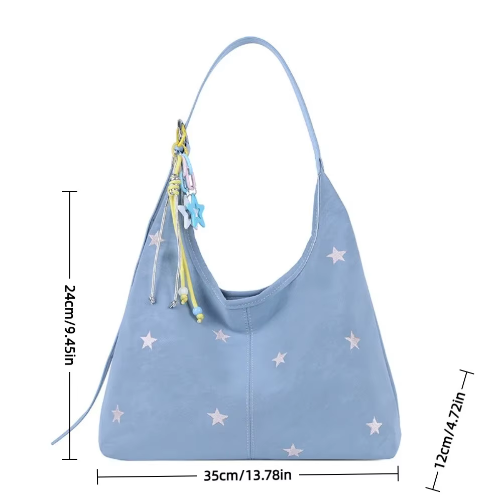 Bolso hobo con estampado de estrellas mostrando el diseño del colgante