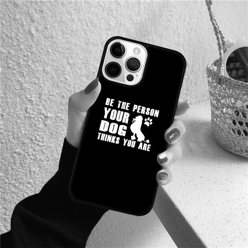 Detalle de funda con caniche y texto La Vida Es Mejor con un Caniche