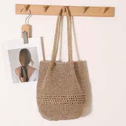Bolso de paja boho tipo cubo dorado con líneas metálicas